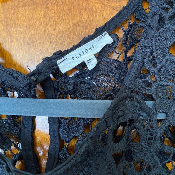 Elegant black sleeveless blouse - Picture 2 of 3